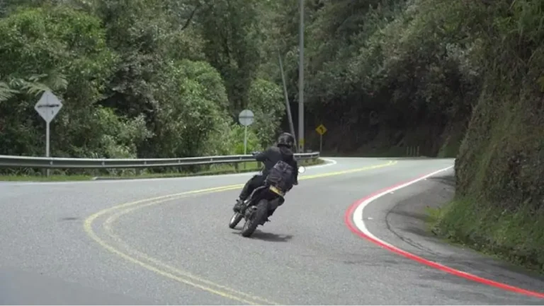 Nuevas líneas rojas en carreteras colombianas: una medida para reforzar la seguridad vial